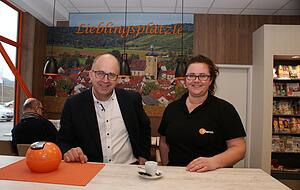 Eine Besonderheit: Regelmäßig wird die Tankstelle mit dem Ortspanorama zum Stammtisch-Treff. Betreiber Volker Klemm und Angestellte Cora Kegel freut es. Eine Besonderheit: Regelmäßig wird die Tankstelle mit dem Ortspanorama zum Stammtisch-Treff. Betreiber Volker Klemm und Angestellte Cora Kegel freut es.