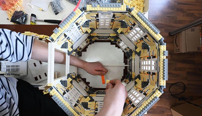 Rund 250.000 Steine d&uuml;rften am Ende verbaut sein.