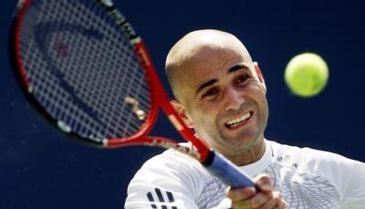 Andre Agassi spielt bei den US Open in Flushing Meadows, New York 2006 eine Vorhand.