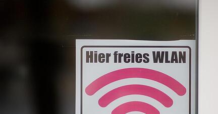 Ein Schild mit der Aufschrift "Hier freies Wlan". Ein Schild mit der Aufschrift "Hier freies Wlan".