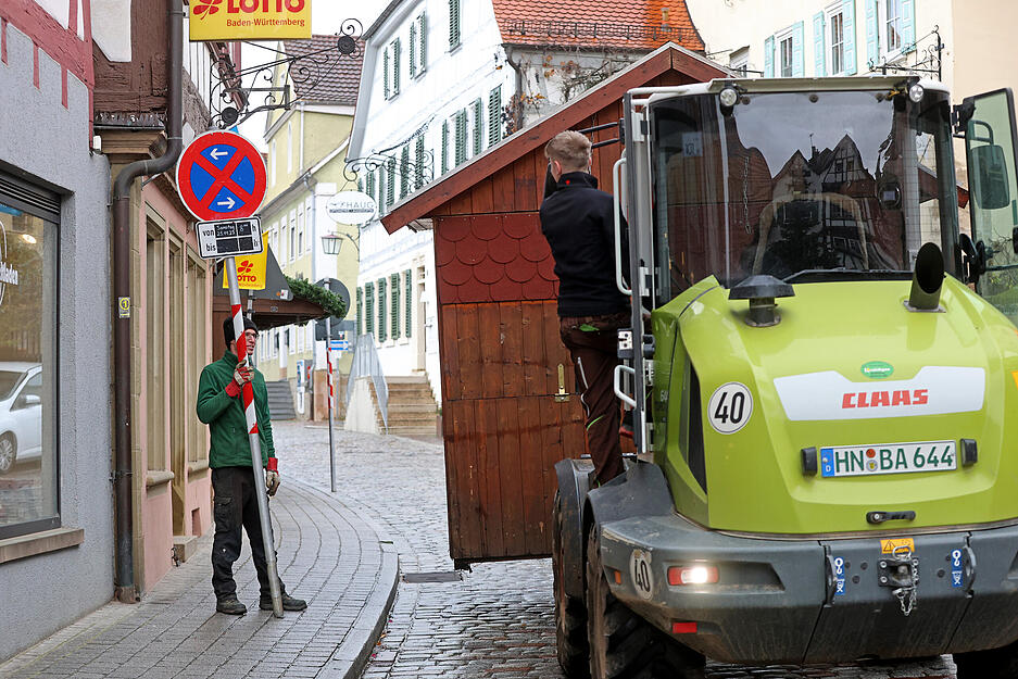In den Stunden vor der Eröffnung wurde noch fleißig aufgebaut.