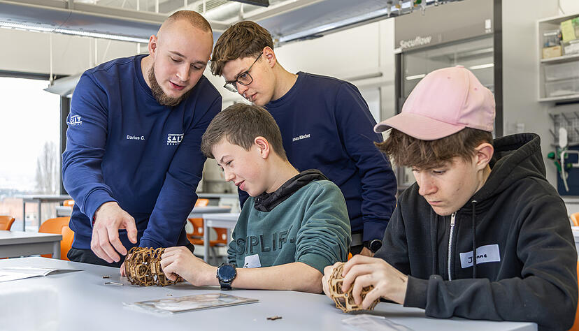 Beim Workshop der Südwestdeutschen Salzwerke AG bauen die Teilnehmer ein Getriebemodell aus Pappe zusammen. Beim Workshop der Südwestdeutschen Salzwerke AG bauen die Teilnehmer ein Getriebemodell aus Pappe zusammen.