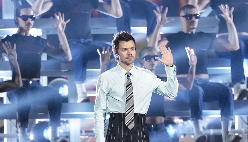 Bei den Brit Awards lieferte Harry Styles zu seiner Single «Aperture» einen spektakulären Auftritt. Bei den Brit Awards lieferte Harry Styles zu seiner Single «Aperture» einen spektakulären Auftritt.