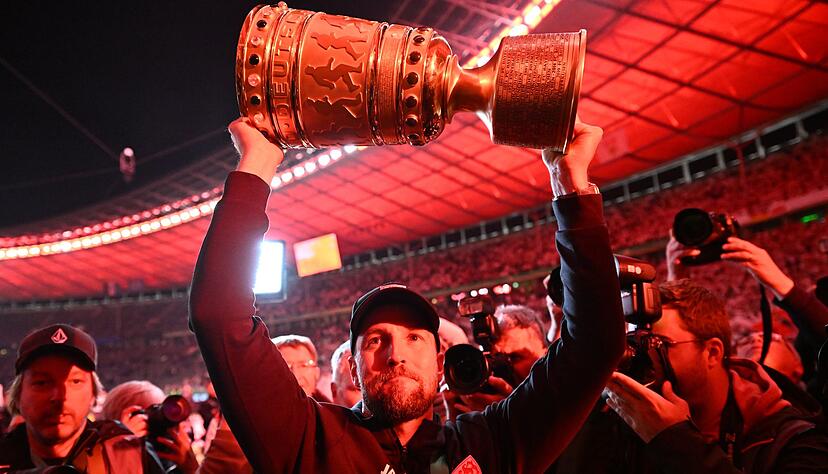 VfB-Trainer Sebastian Hoene&szlig; w&auml;re mit dem It-Piece DFB-Pokal sicherlich eine Erscheinung an der ber&uuml;chtigten T&uuml;r des Berliner Clubs Berghain.