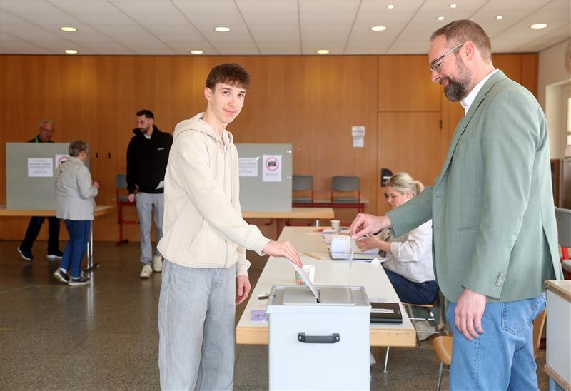 Erstwähler Ben Seidel (16) gibt seine Stimme im Wahllokal der Grundschule Bad Friedrichshall-Hagenbach ab. Erstwähler Ben Seidel (16) gibt seine Stimme im Wahllokal der Grundschule Bad Friedrichshall-Hagenbach ab.