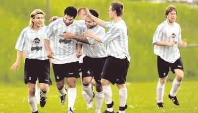 So sieht sich der 1. FC Stebbach am liebsten: jubelnd.Foto: Andreas Veigel