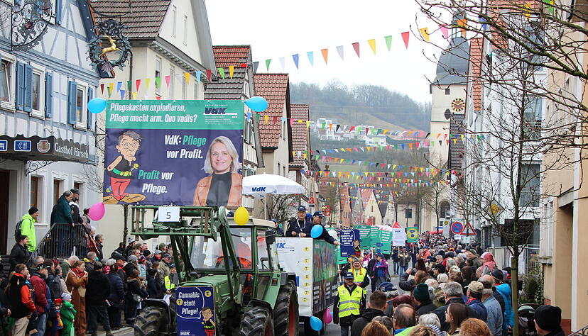Etliche Zuschauer in D&ouml;rzbach: Der Festumzug des Fr&uuml;hjahrspferdemarkt ist ein Besuchermagnet.