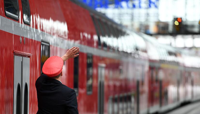 Vor allem im Nahverkehr erleben Mitarbeiter der Deutschen Bahn oft Aggression. (Archivbild) Vor allem im Nahverkehr erleben Mitarbeiter der Deutschen Bahn oft Aggression. (Archivbild)