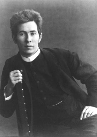 1906: Dr. rer. pol. Theodor Heuss. 1905 schreibt er in München seine Doktorarbeit über "Weinbau und Weingärtnerstand in Heilbronn am Neckar". 1906: Dr. rer. pol. Theodor Heuss. 1905 schreibt er in München seine Doktorarbeit über "Weinbau und Weingärtnerstand in Heilbronn am Neckar".