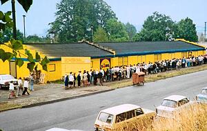 1990 in Chemnitz: Vor einer der ersten Filialen in Ostdeutschland bildeten sich lange Warteschlangen − so, wie es die Bevölkerung noch gewohnt war.