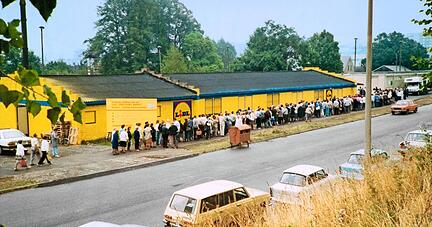 1990 in Chemnitz: Vor einer der ersten Filialen in Ostdeutschland bildeten sich lange Warteschlangen − so, wie es die Bevölkerung noch gewohnt war.
