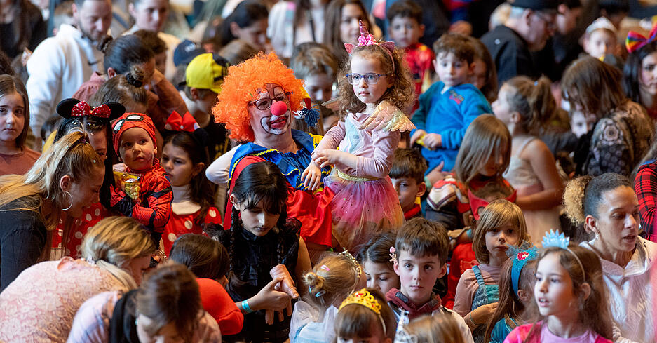 Die j&uuml;ngsten Karnevalisten feiern beim Kinderfasching in der Harmonie