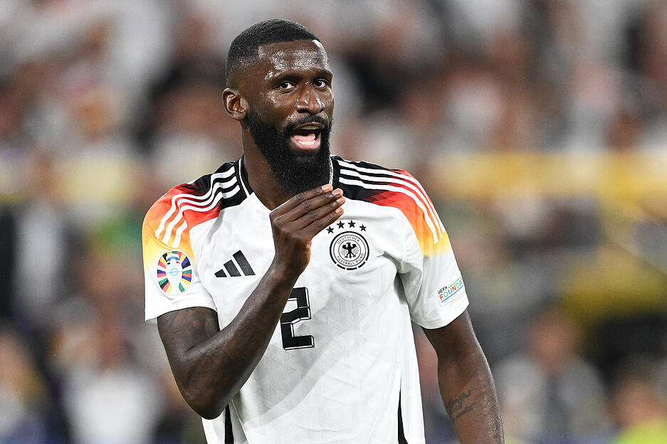 Antonio Rüdiger: Der Abwehrchef hatte sich nach seiner Muskelzerrung rechtzeitig fit gemeldet und warf sich in der 21. Minute rettend in einen Schuss von Christian Eriksen. Rüdiger war überhaupt nicht gebremst durch ängstliche Hält-der-Muskel-Gedanken. Stark. Rettete kompromisslos in der 78. Minute und fasste sich am Boden liegend an den lädierten Oberschenkel. O weh!  Aber Rüdiger spielte durch.
Note: 2 Antonio Rüdiger: Der Abwehrchef hatte sich nach seiner Muskelzerrung rechtzeitig fit gemeldet und warf sich in der 21. Minute rettend in einen Schuss von Christian Eriksen. Rüdiger war überhaupt nicht gebremst durch ängstliche Hält-der-Muskel-Gedanken. Stark. Rettete kompromisslos in der 78. Minute und fasste sich am Boden liegend an den lädierten Oberschenkel. O weh!  Aber Rüdiger spielte durch.
Note: 2