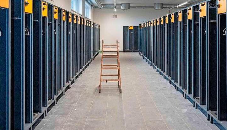 Jeder der 80 Spinde in der Männerumkleide - 20 sind es bei den Frauen - bietet ein Fach für die Privat- und ein Fach für die Einsatzkleidung. Damit ist die Schwarz-Weiß-Trennung gegeben. Jeder der 80 Spinde in der Männerumkleide - 20 sind es bei den Frauen - bietet ein Fach für die Privat- und ein Fach für die Einsatzkleidung. Damit ist die Schwarz-Weiß-Trennung gegeben.