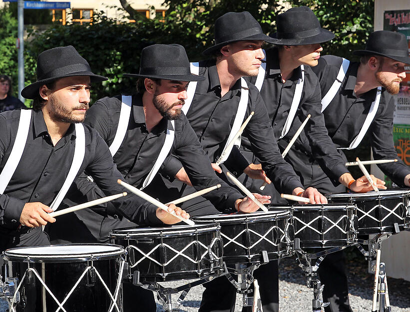 Juni 2015: Walking Act: Die Schlagzeugmafia ist zu Gast beim Blacksheep-Festival.