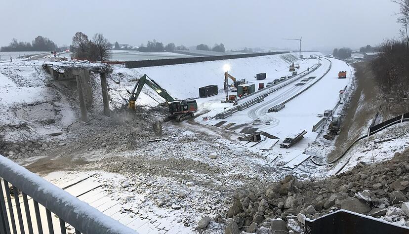 Die 51 Jahre alte Autobahnbrücke über die A6 zwischen Kirchhausen und Biberach ist Geschichte.