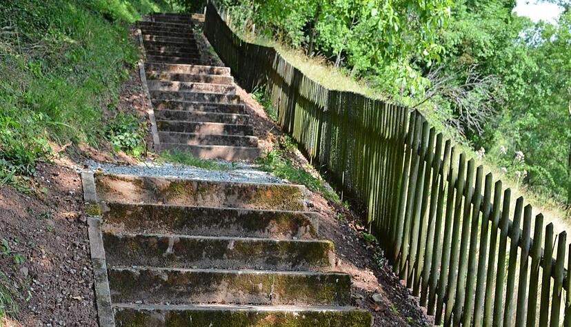 Früher war es ein notwendiger Weg runter zur Brunnenstube, um Wasser zu holen. Heute wird die lange Treppe gerne von Wanderern, Spaziergängern und Fitness-Fans genutzt. Wie viele Stufen es sind?
Fotos: Renate Mutschler-Schüz Früher war es ein notwendiger Weg runter zur Brunnenstube, um Wasser zu holen. Heute wird die lange Treppe gerne von Wanderern, Spaziergängern und Fitness-Fans genutzt. Wie viele Stufen es sind?
Fotos: Renate Mutschler-Schüz