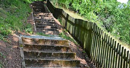 Früher war es ein notwendiger Weg runter zur Brunnenstube, um Wasser zu holen. Heute wird die lange Treppe gerne von Wanderern, Spaziergängern und Fitness-Fans genutzt. Wie viele Stufen es sind?
Fotos: Renate Mutschler-Schüz Früher war es ein notwendiger Weg runter zur Brunnenstube, um Wasser zu holen. Heute wird die lange Treppe gerne von Wanderern, Spaziergängern und Fitness-Fans genutzt. Wie viele Stufen es sind?
Fotos: Renate Mutschler-Schüz