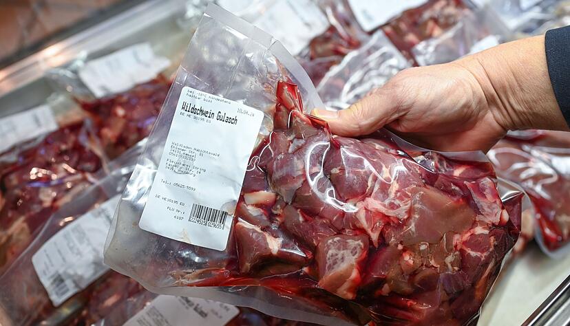 Aus der Kühltheke im Waldladen: eine vakuumierte Portion Wildschwein-Gulasch. Aus der Kühltheke im Waldladen: eine vakuumierte Portion Wildschwein-Gulasch.