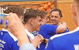 Frisch mit Weizenbier geduscht: Edin Hadzimuhamedovic (rechts) begleitete das Team durch s&auml;mtliche Altersklassen.