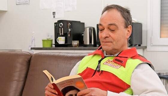 Die Zeit überbrücken, ehe es wieder los geht: Buch und Kaffeemaschine helfen.