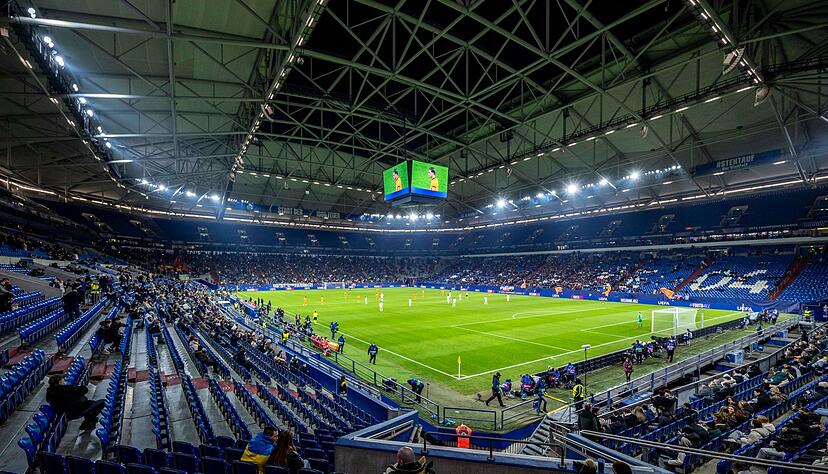 Rund 62.000 Zuschauer passen in die Veltins Arena in Gelsenkirchen. So viele junge Menschen haben im Schuljahr 2023/2024 die Schule ohne Abschluss verlassen. (Archivbild)