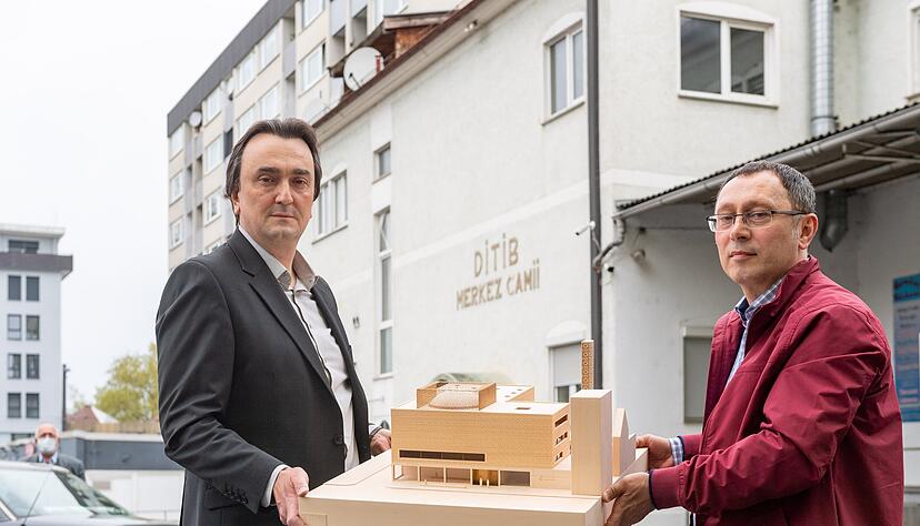 Ditib-Chef Erdinc Altuntas und Gemeindemitglied Yusuf Topal mit dem Modell der gekippten Moschee.
 Foto: Mario Berger