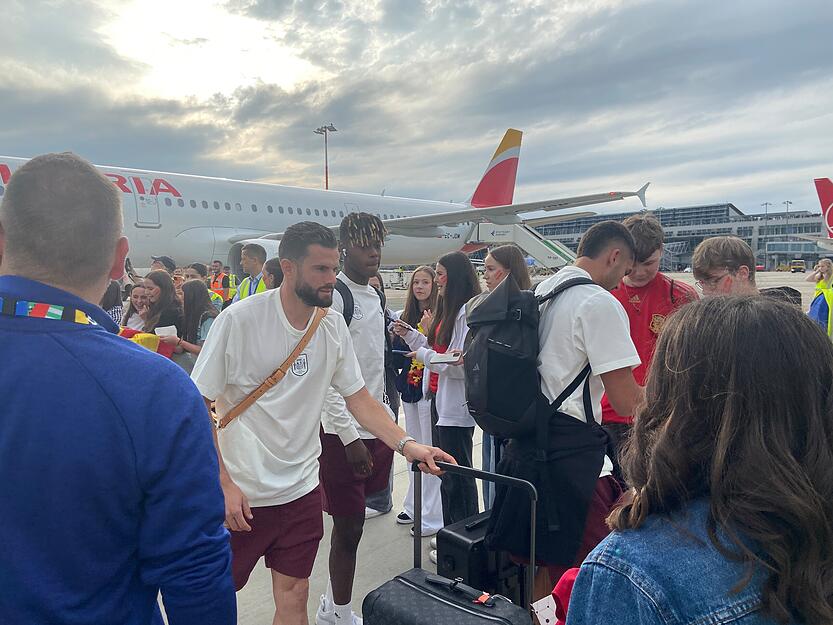 EM-Favorit Spanien landet am Stuttgarter Flughafen