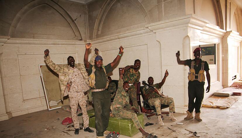 Soldaten der sudanesischen Armee nach der &Uuml;bernahme des Pr&auml;sidentenpalasts in Khartum