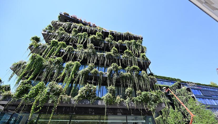 In rund 2000 Gef&auml;&szlig;en mit verschiedenen Pflanzen wird dieses Geb&auml;ude in Stuttgart begr&uuml;nt. Damit soll die Fassade durch Verschattung und Verdunstung gek&uuml;hlt, die Luftqualit&auml;t gesteigert und L&auml;rm reduziert werden.