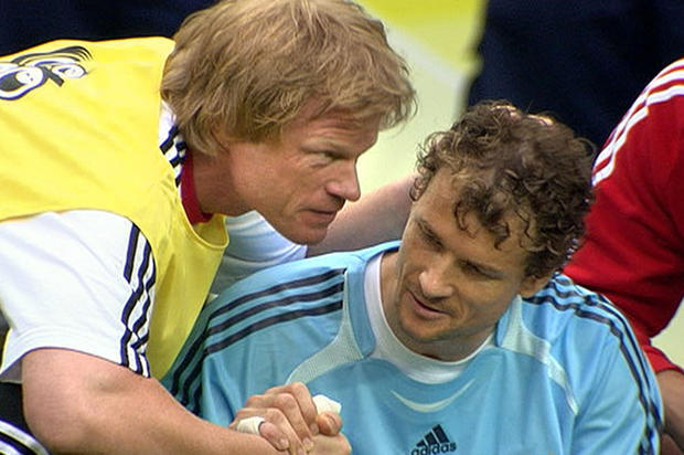 Der damalige Teamchef Jürgen Klinsmann entschied sich für Lehmann, doch Ersatztorwart Kahn zeigte sich während der Fußball-WM als fairer Sportsmann (Archivfoto vom 30.06.2006 / Viertelfinale gegen Argentinien). Einen Stammplatz in der Nationalelf erkämpfte sich Lehmann erst mit 36.
