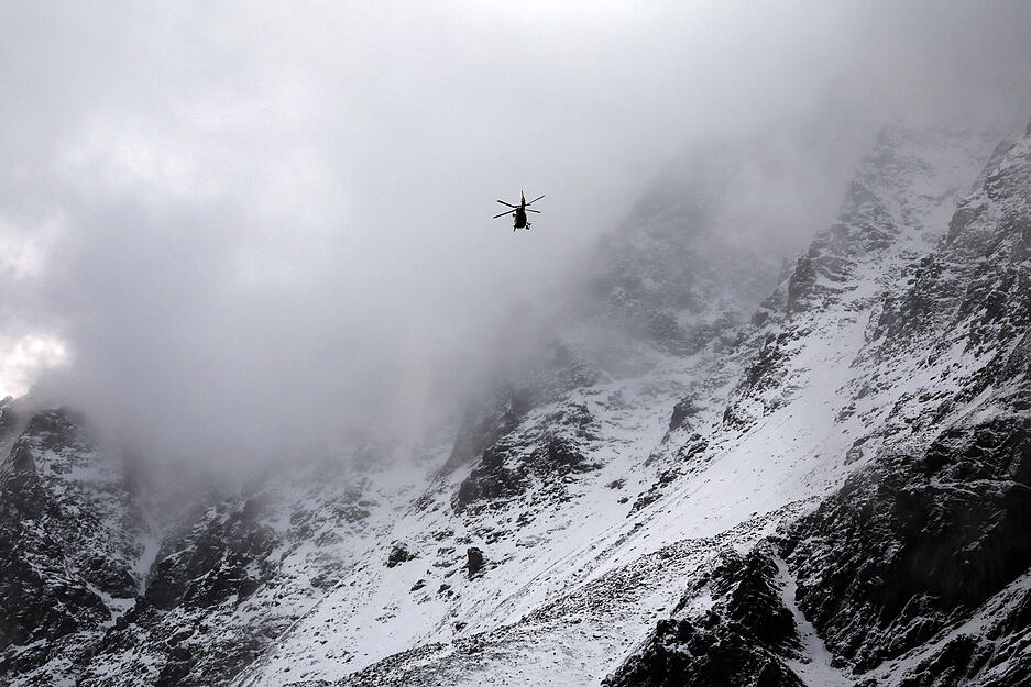 Einsatzhubschrauber der Bergwacht im schwierigen Gelände am Ortler.