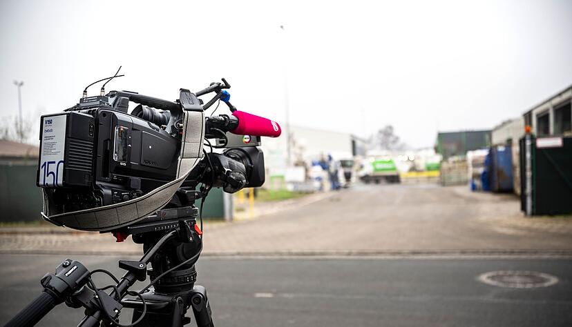 An unbekannter Stelle auf dem Gelände eines Entsorgungsbetriebes ist ein toter Säugling im Müll gefunden worden.