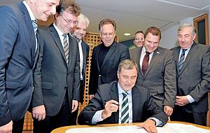 Landrat Detlef Piepenburg bei der viel beachteten Unterzeichnung des Vertrags zur Tourismuskooperation im Jahr 2013.