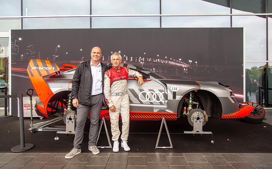 Ingenieur Stefan Murrweiss (links) und Rennfahrer Rinaldo Capello am Rennwagen S1 Hoonitron, den es nur einmal gibt.