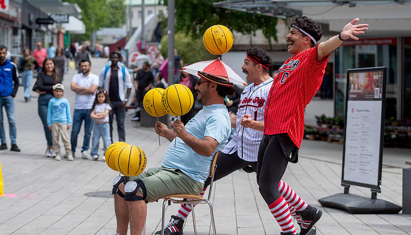 Die Twins&rsquo; Trip bezogen bei ihrer Jonglage und Clownerie auch das Publikum mit in die Show ein.