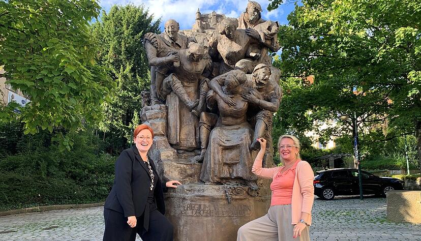 Die amtierende Bürgermeisterin Birgit Hannemann (links) und ihre frühere Amtskollegin Monika Chef mit mutigen Frauen aus dem 12. Jahrhundert: den treuen Weibern von Weinsberg, die ihre Männer huckepack von der Burg trugen.