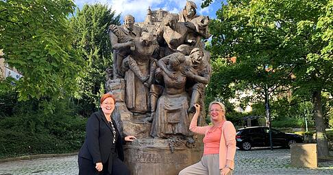 Die amtierende Bürgermeisterin Birgit Hannemann (links) und ihre frühere Amtskollegin Monika Chef mit mutigen Frauen aus dem 12. Jahrhundert: den treuen Weibern von Weinsberg, die ihre Männer huckepack von der Burg trugen.