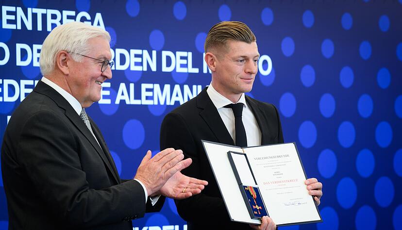 Bundespräsident Steinmeier (l) nennt ihn eine lebende Legende und zeichnet ihn aus: Ex-Nationalspieler Kroos (r).
