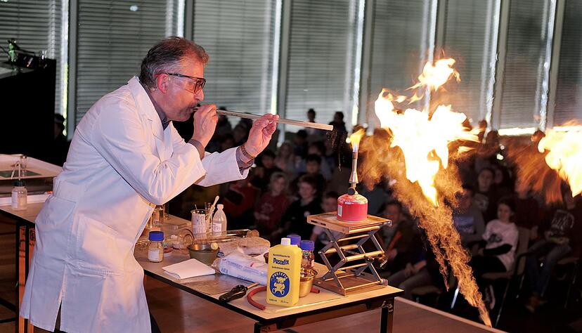 Kinder-Uni Heilbronn: Feuer und Flamme - Chemische Experimente rund um die Verbrennung.