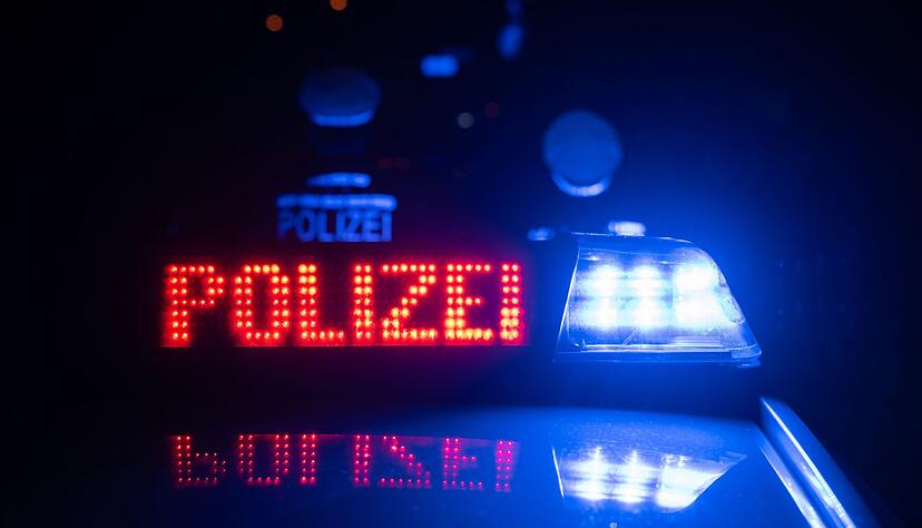 Die Einsatzkräfte haben die Autobahn 7 nach dem Unfall gesperrt. (Symbolbild)