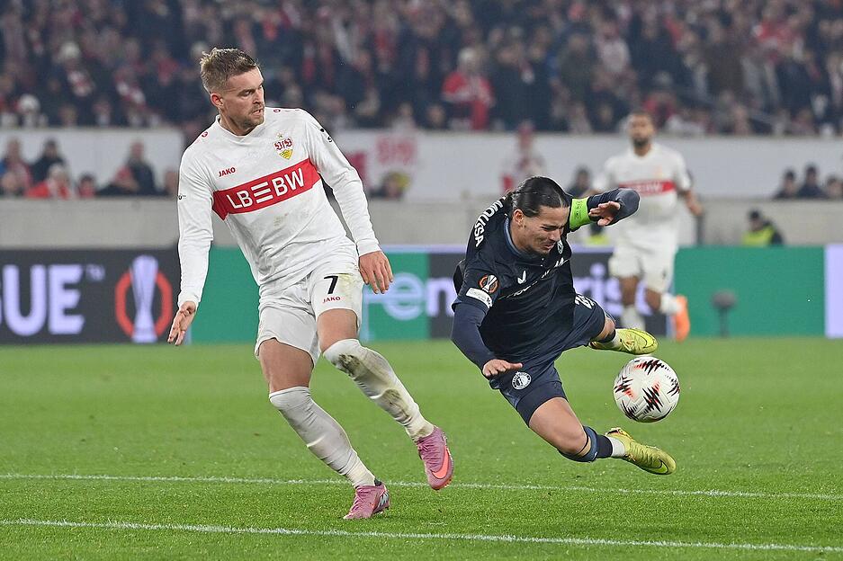 Maxi Mittelstädt: Links hinten gefordert, weil Luca Jaquez kurzfristig nicht einsatzfähig war. Der erneut nicht für die Nationalmannschaft nominierte Mittelstädt rückte in die letzte Reihe zurück. In der 14. Minute von Hadj Moussa ausgetanzt, aber Nübel hielt den Schuss. Die linke VfB-Abwehrseite musste viel Druck aushalten. Ganz am Ende der ersten Hälfte Gelb für ein Rettungs-Foul als letzter Mann direkt vor der Strafraumlinie gegen den durchgestarteten Moussa. Das hätte für Mittelstädt auch Rot sein können. Note: 3,5 Maxi Mittelstädt: Links hinten gefordert, weil Luca Jaquez kurzfristig nicht einsatzfähig war. Der erneut nicht für die Nationalmannschaft nominierte Mittelstädt rückte in die letzte Reihe zurück. In der 14. Minute von Hadj Moussa ausgetanzt, aber Nübel hielt den Schuss. Die linke VfB-Abwehrseite musste viel Druck aushalten. Ganz am Ende der ersten Hälfte Gelb für ein Rettungs-Foul als letzter Mann direkt vor der Strafraumlinie gegen den durchgestarteten Moussa. Das hätte für Mittelstädt auch Rot sein können. Note: 3,5