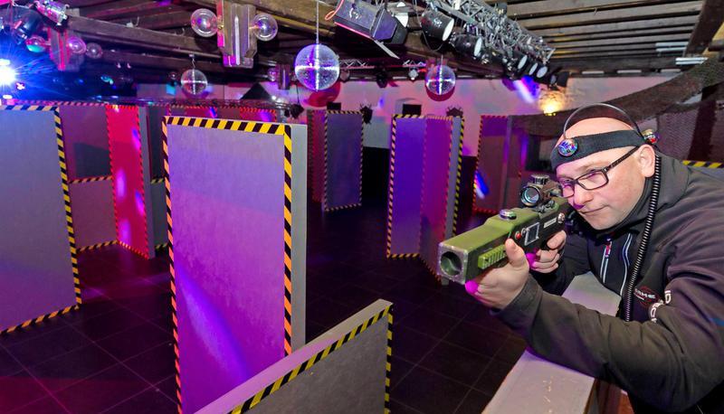 Martin Czyrt hat seinen Gegner fest im Blick. Der 41-J&auml;hrige vermietet seine Spielausr&uuml;stung immer h&auml;ufiger an Lasergame-Fans.
Foto: Dennis Mugler
