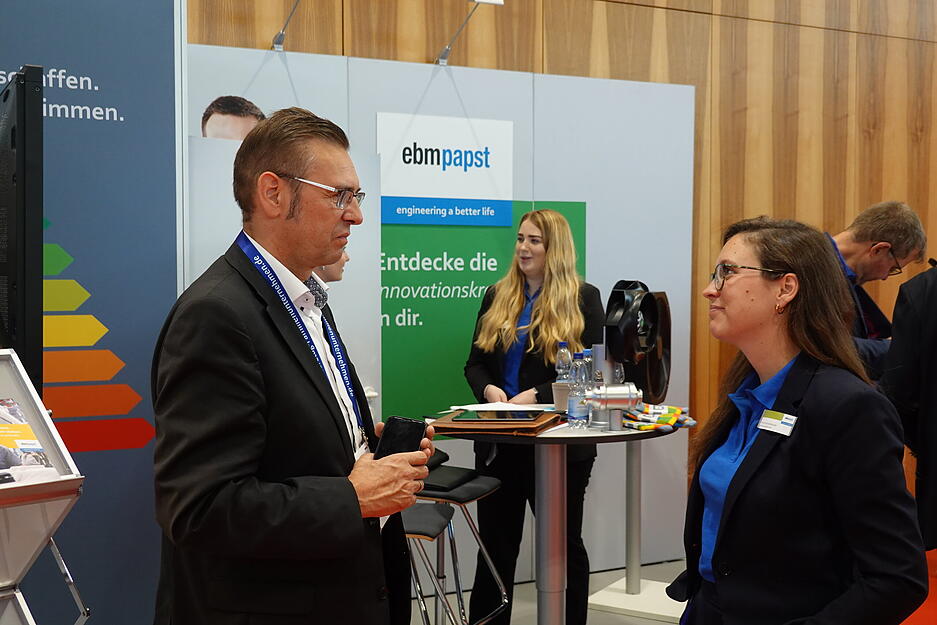 Irina Windsheimer von EBM-Papst (im Gespräch mit Hauke Hannig) hat an diesem Tag zahlreiche Gespräche mit Bewerbern. "Wir hoffen, dass wir eine Handvoll mitnehmen können", sagt die Personalreferentin. Irina Windsheimer von EBM-Papst (im Gespräch mit Hauke Hannig) hat an diesem Tag zahlreiche Gespräche mit Bewerbern. "Wir hoffen, dass wir eine Handvoll mitnehmen können", sagt die Personalreferentin.