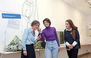 Birgit Hummler, Sarah Lehnert und Jasmin Kuhlmey (von links) probieren die Hörstationen der neuen Ausstellung "Gib Stoff!" im Museum im Deutschhof aus. Hier berichten Menschen von ihren Berufen mit Textilien. Birgit Hummler, Sarah Lehnert und Jasmin Kuhlmey (von links) probieren die Hörstationen der neuen Ausstellung "Gib Stoff!" im Museum im Deutschhof aus. Hier berichten Menschen von ihren Berufen mit Textilien.