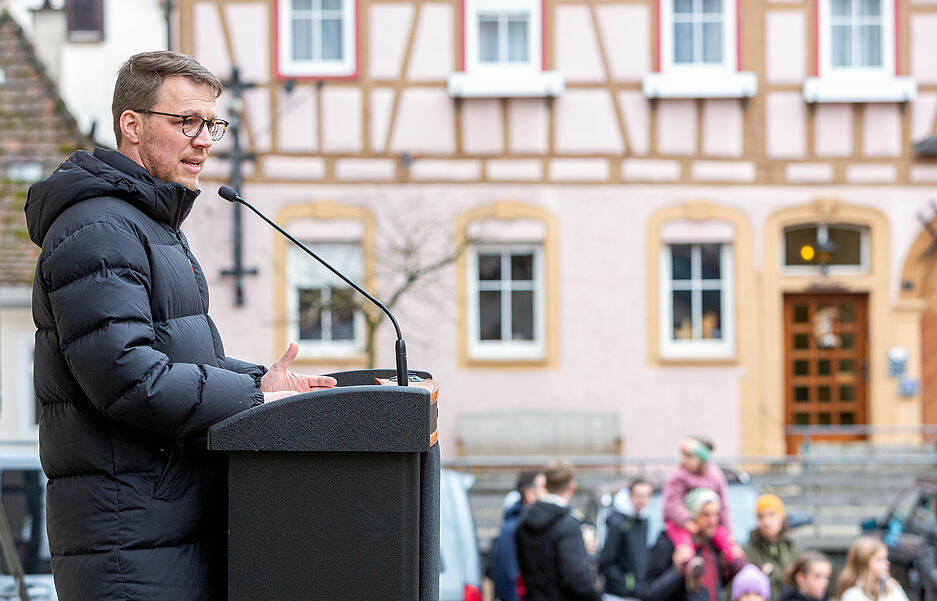 B&uuml;rgermeister rief Andreas Zaffran dazu auf, gemeinsam gegen Rassismus und Hass aufzustehen.