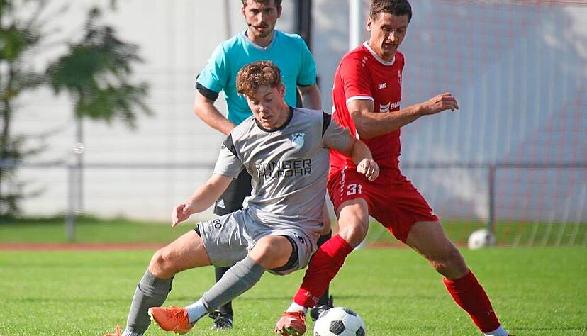 Maximilian Egner (rechts) im Zweikampf mit Lukas Mann vom FV Löchgau. Die Gäste setzten sich mit 1:0 bei der TSG Öhringen durch.
Foto: Herbert Schmerbeck