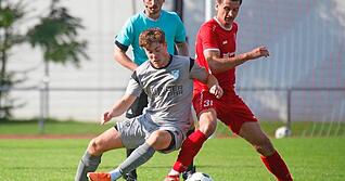 Maximilian Egner (rechts) im Zweikampf mit Lukas Mann vom FV Löchgau. Die Gäste setzten sich mit 1:0 bei der TSG Öhringen durch.
Foto: Herbert Schmerbeck Maximilian Egner (rechts) im Zweikampf mit Lukas Mann vom FV Löchgau. Die Gäste setzten sich mit 1:0 bei der TSG Öhringen durch.
Foto: Herbert Schmerbeck