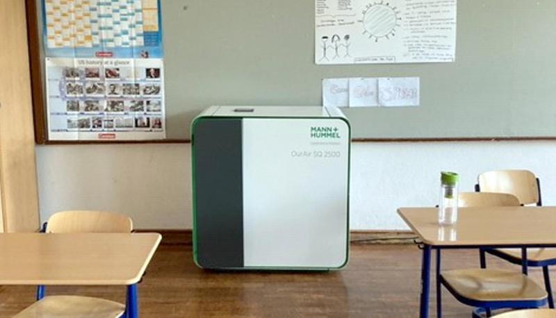 Ein mobiles Filtergerät steht im Klassenraum einer Schule.