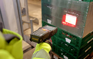 Der Code muss stimmen: Waren und Kisten werden von den Fahrern eingescannt. Der Code muss stimmen: Waren und Kisten werden von den Fahrern eingescannt.